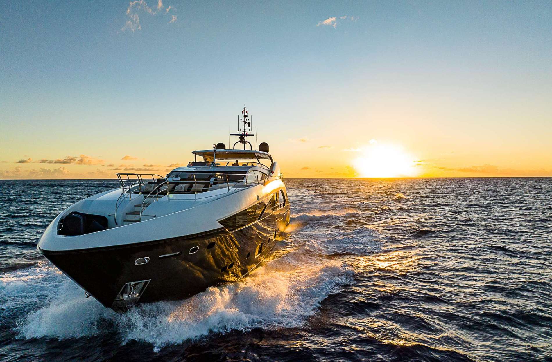 103 Motor yacht EVEREAST.jpg