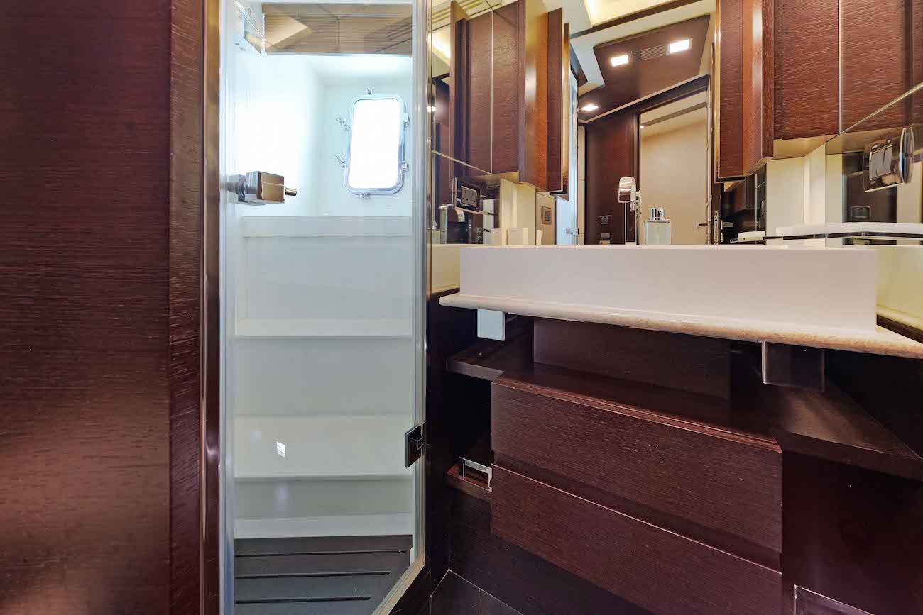 20 Forward Queen Ensuite.jpg