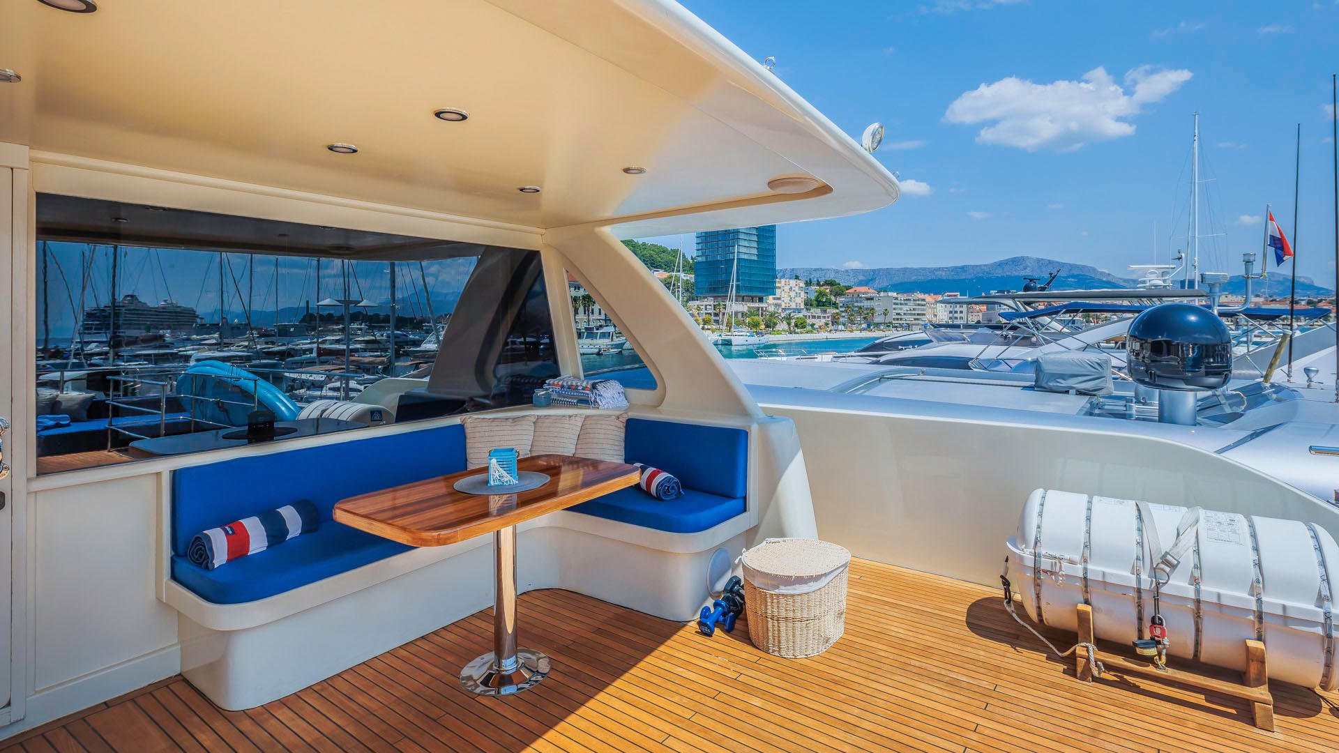 203 Flybridge dining.jpg