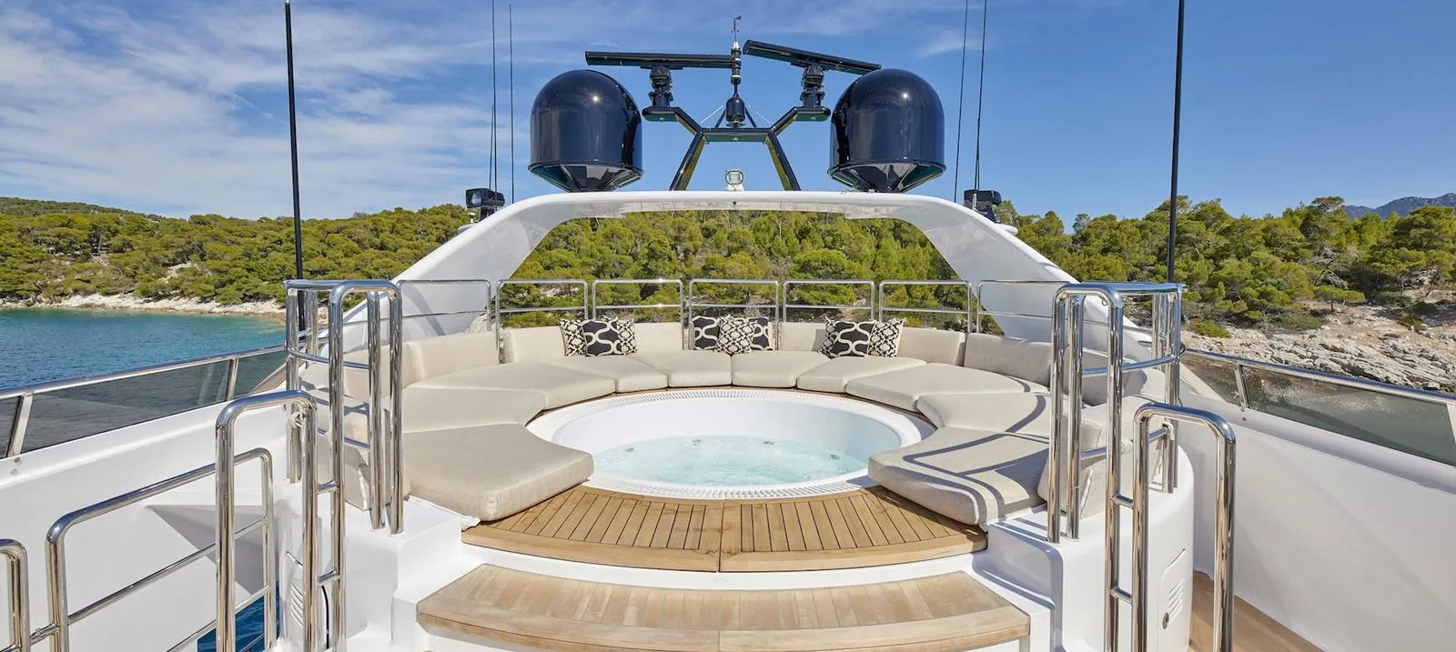 203 Sun deck jacuzzi.jpg