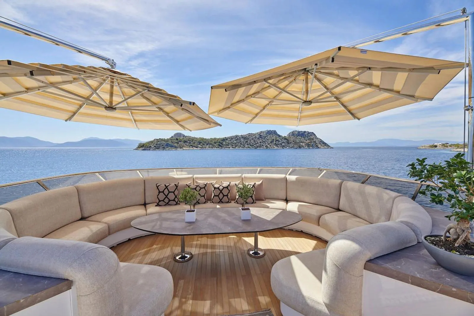 206 Sun deck circular dining.jpg