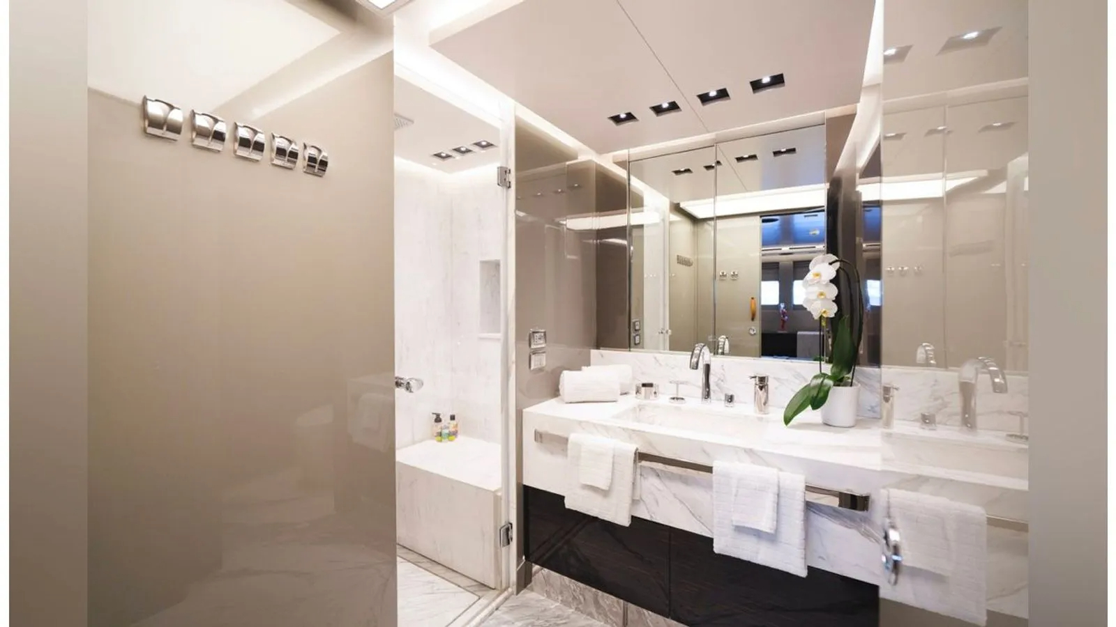 4.4 Guest ensuite.jpg