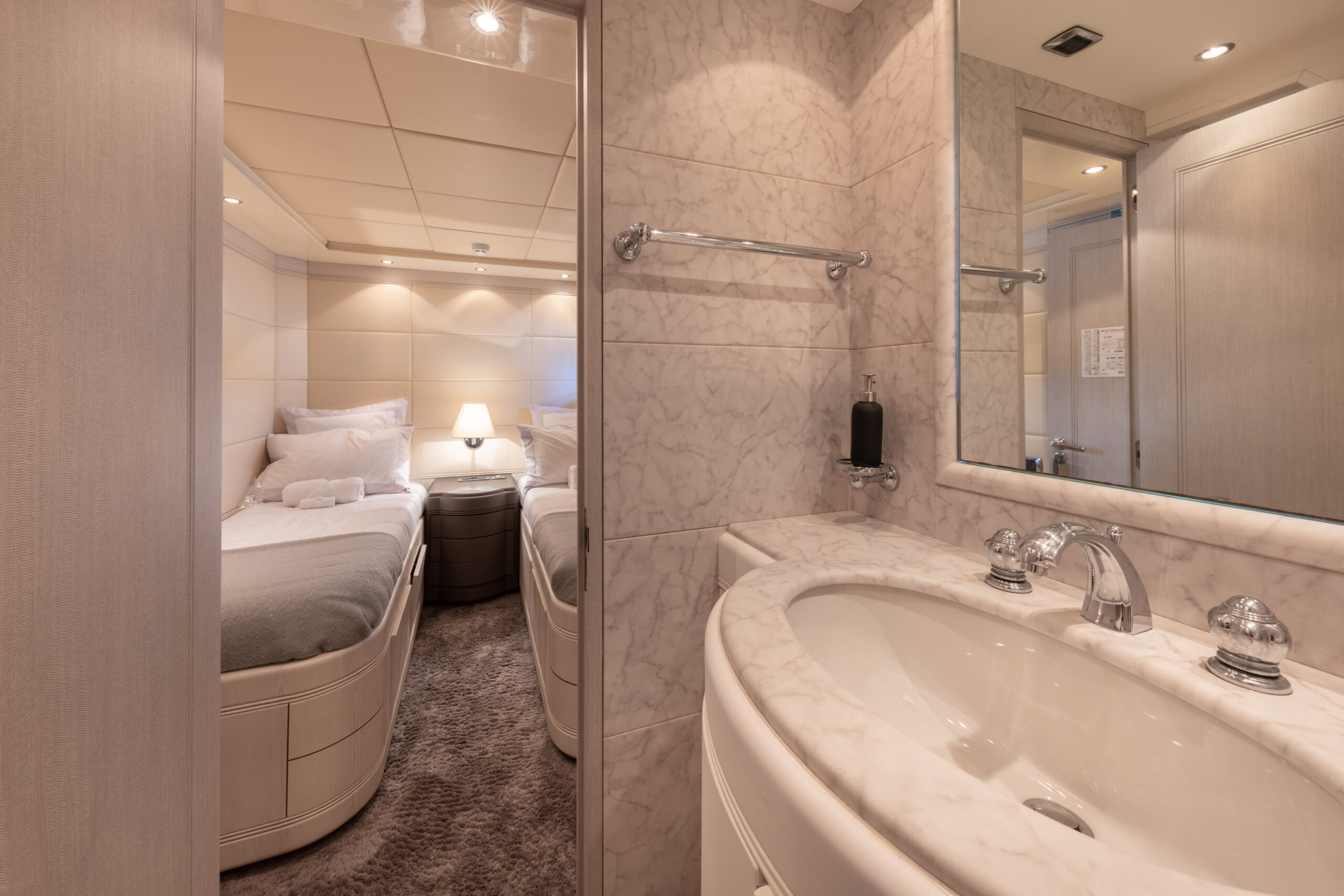 406 Twin ensuite.jpg