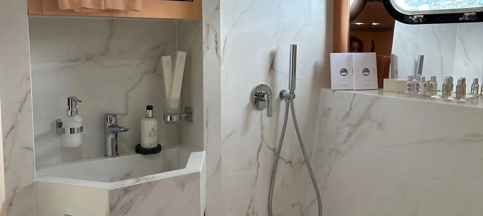 407 Guest ensuite.jpg