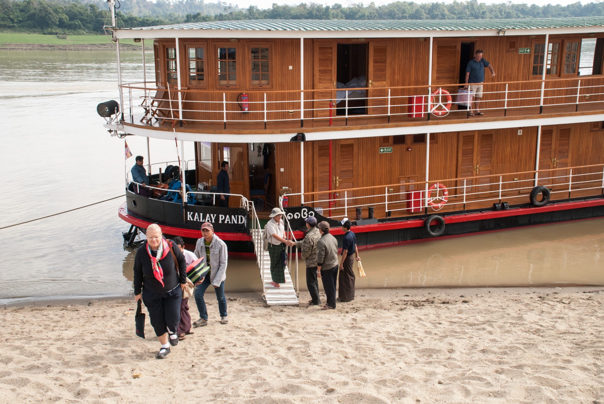 Custom built KALAY PANDAW - Disembarking the yacht.jpg