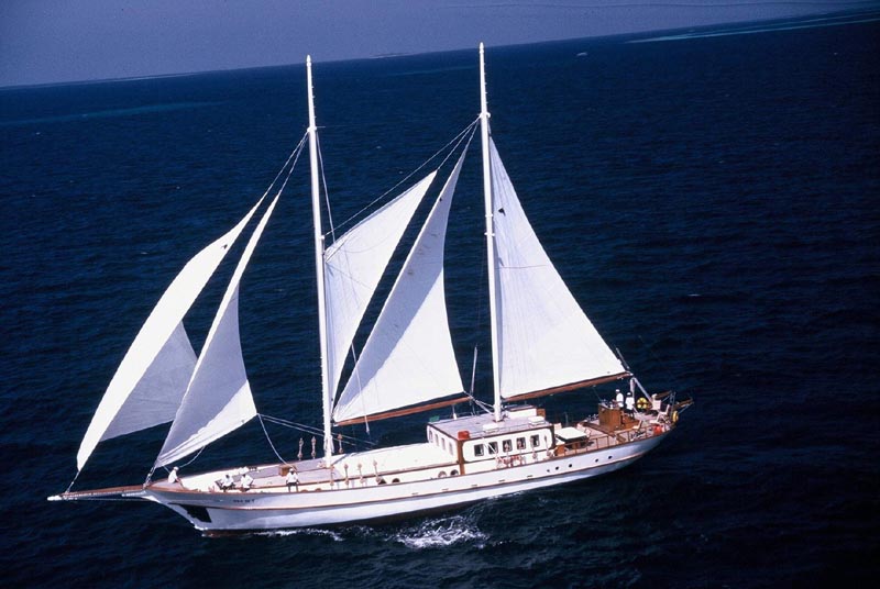 Dream-Voyager-underway.jpg