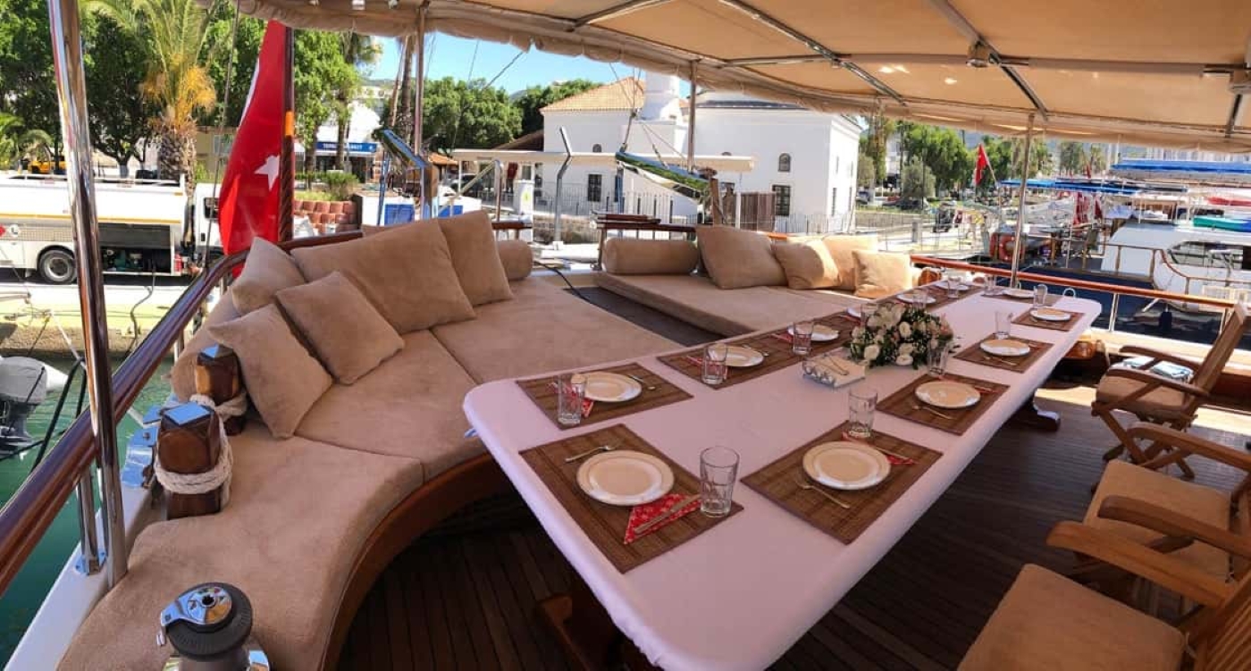 Exterior Dining Area 01.jpg