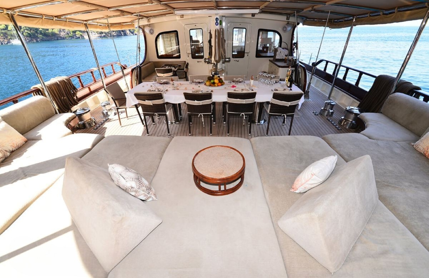 Exterior Relaxation Area With Dining 01.jpg