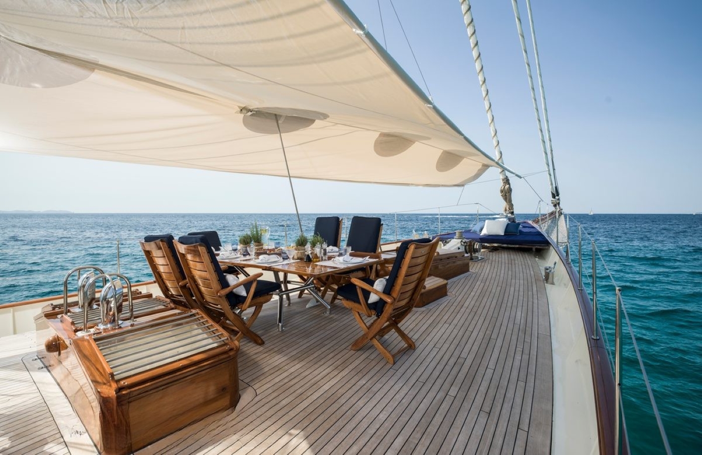 Exterior Relaxation Area With Dining 02.jpg