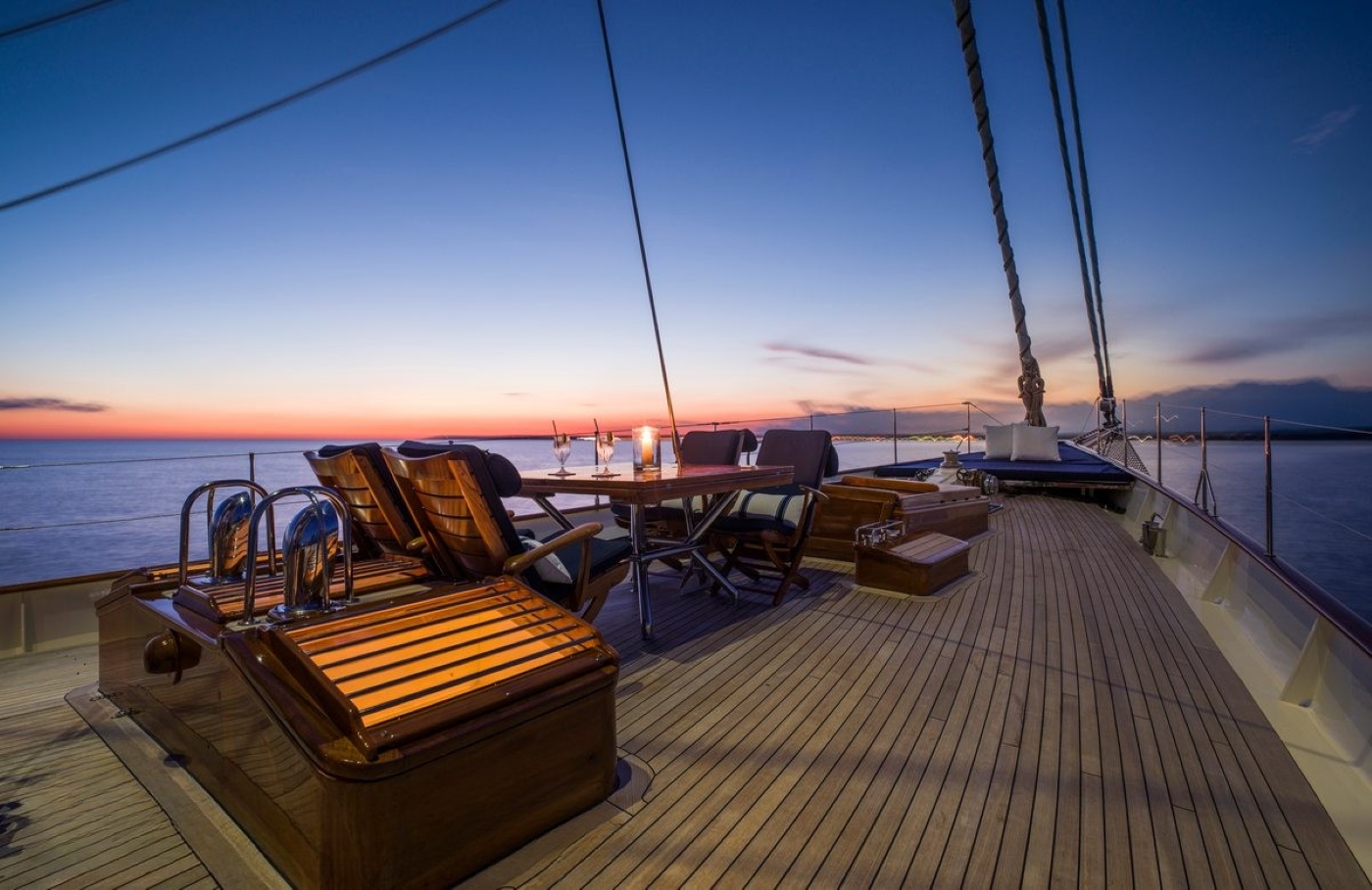 Exterior Relaxation Area With Dining 04.jpg