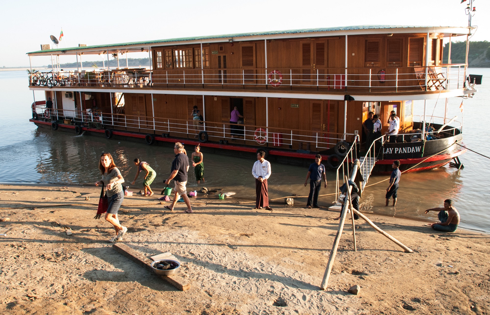 Guests going ashore.jpg