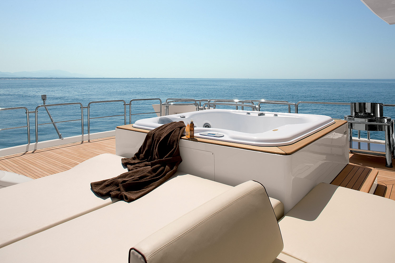 JACUZZI ON FLYBRIDGE.jpg