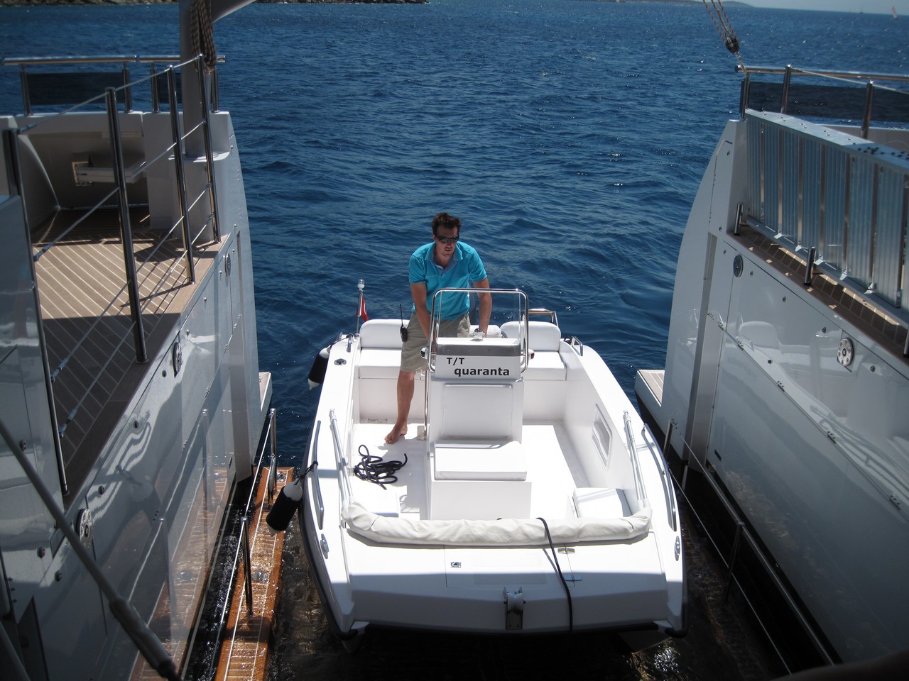 Power catamaran Quaranta 00010.jpg