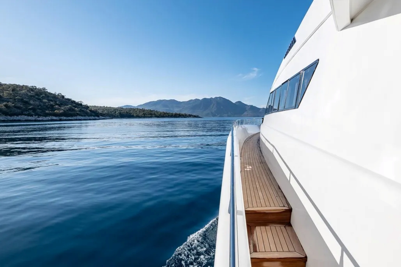 Sidedeck With Double Bed 01.jpg