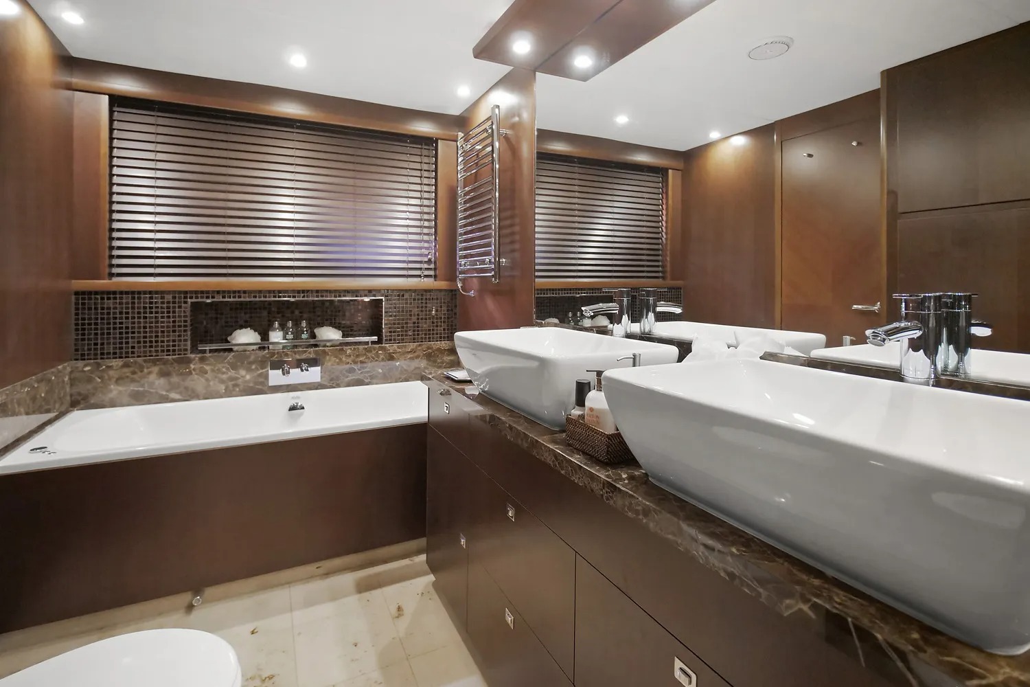 VIP ensuite with bath.jpg