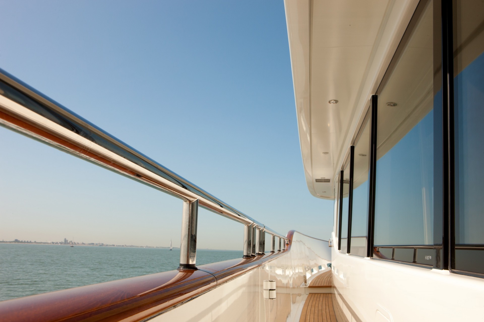 Yacht FIREFLY by Mulder - Side deck.jpg