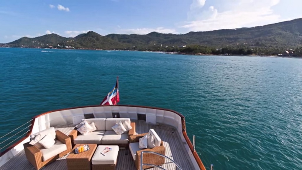 aft deck lounge area.jpg