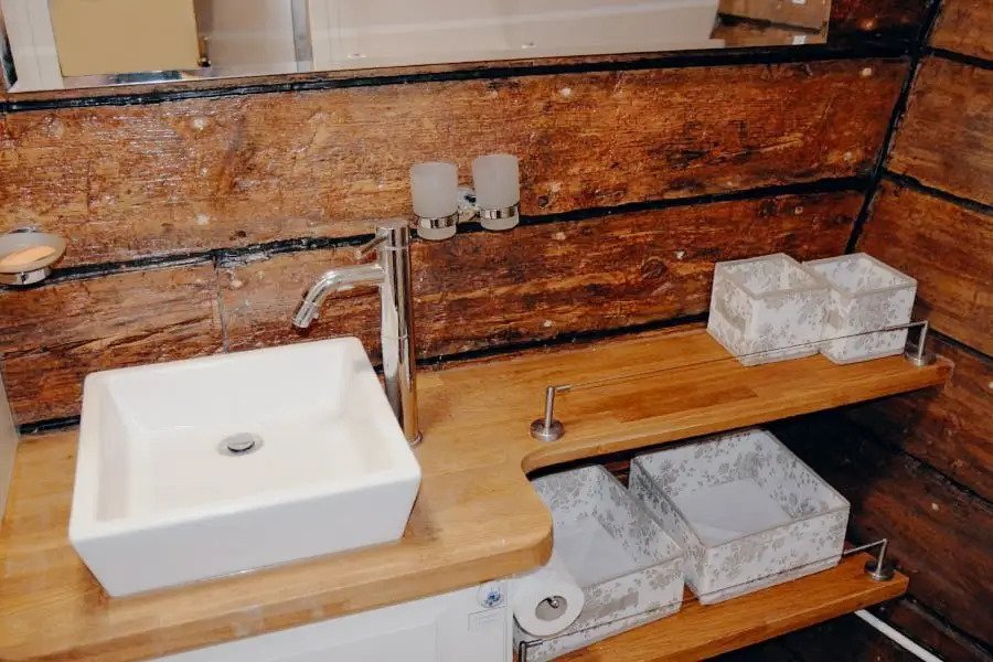 bathroom .jpg