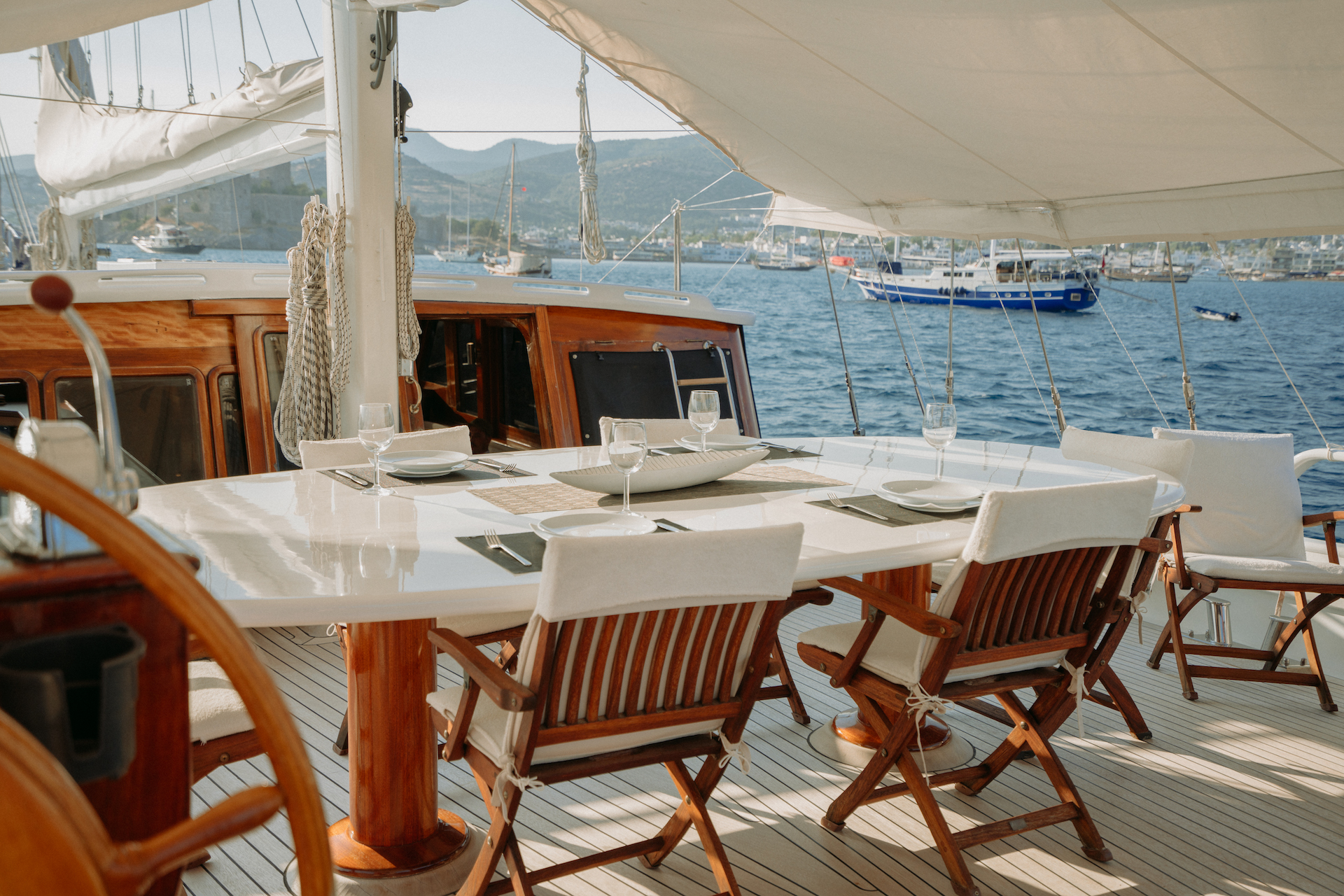 deck dining.jpg
