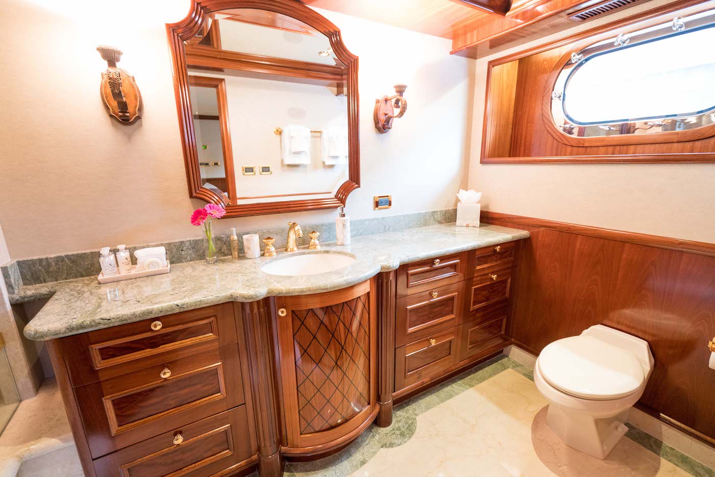 guest stateroom port aft - head.jpg