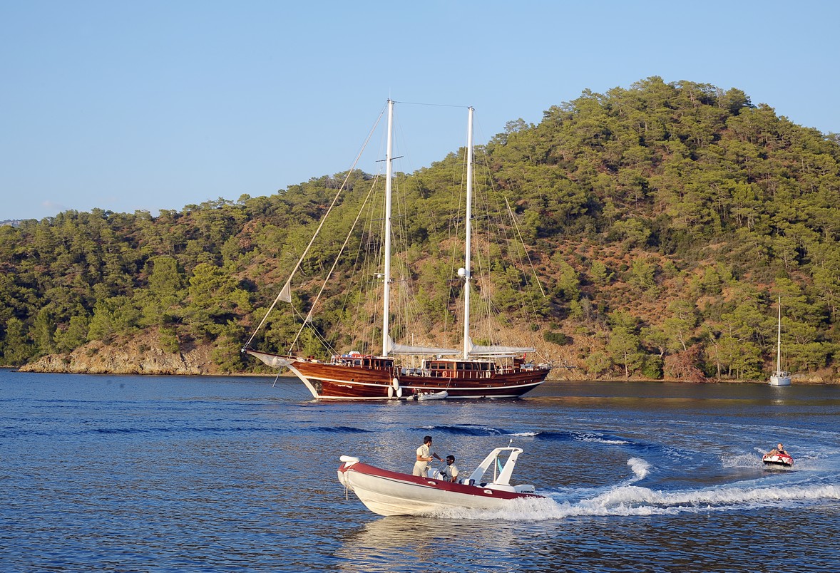 luxury_charter_gulet_kaptan_kadir_at_anchor_water_toys.jpg
