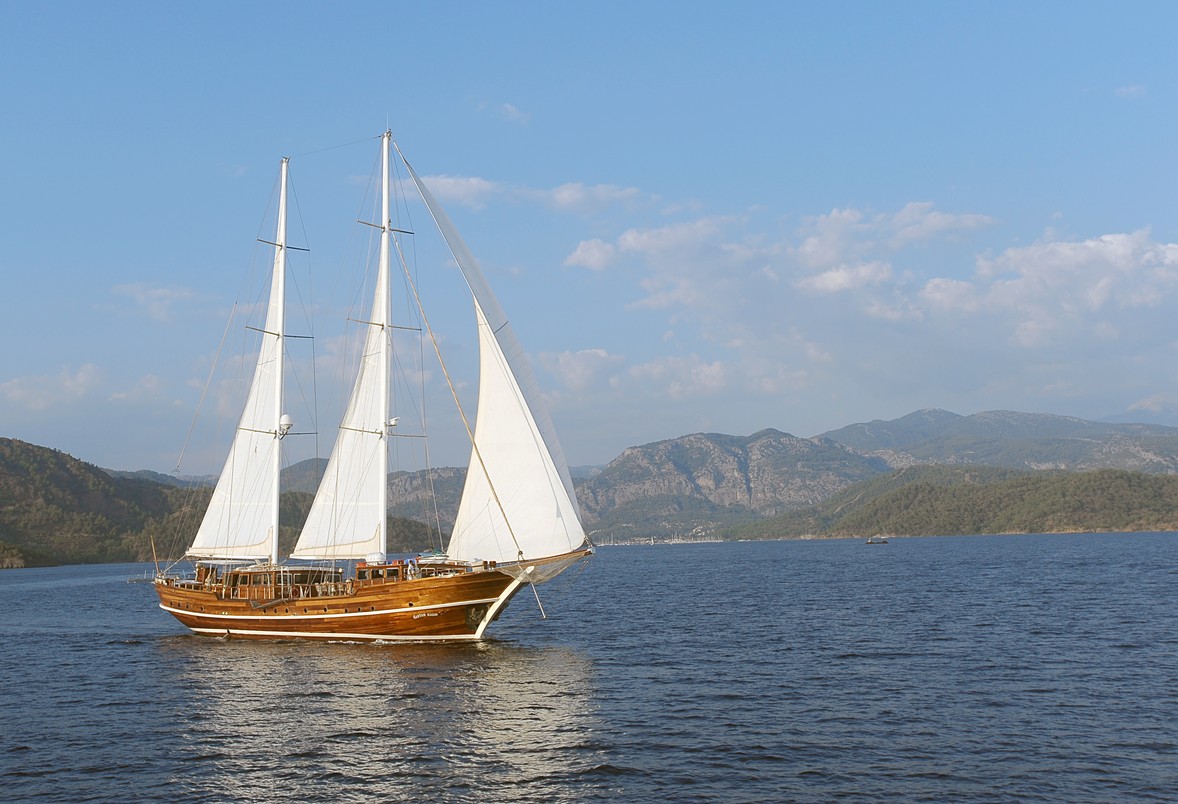 luxury_charter_motor_sailer_kaptan_kadir_underway.jpg