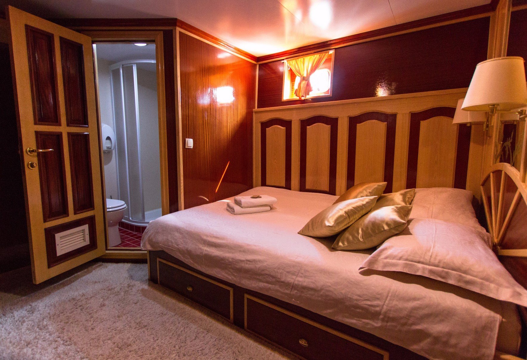 motor_yacht_korab_guest_cabin.jpg