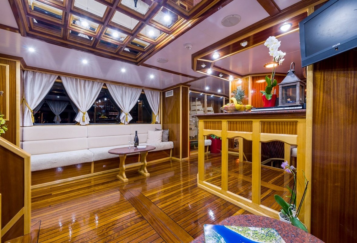 motor_yacht_korab_saloon2.jpg