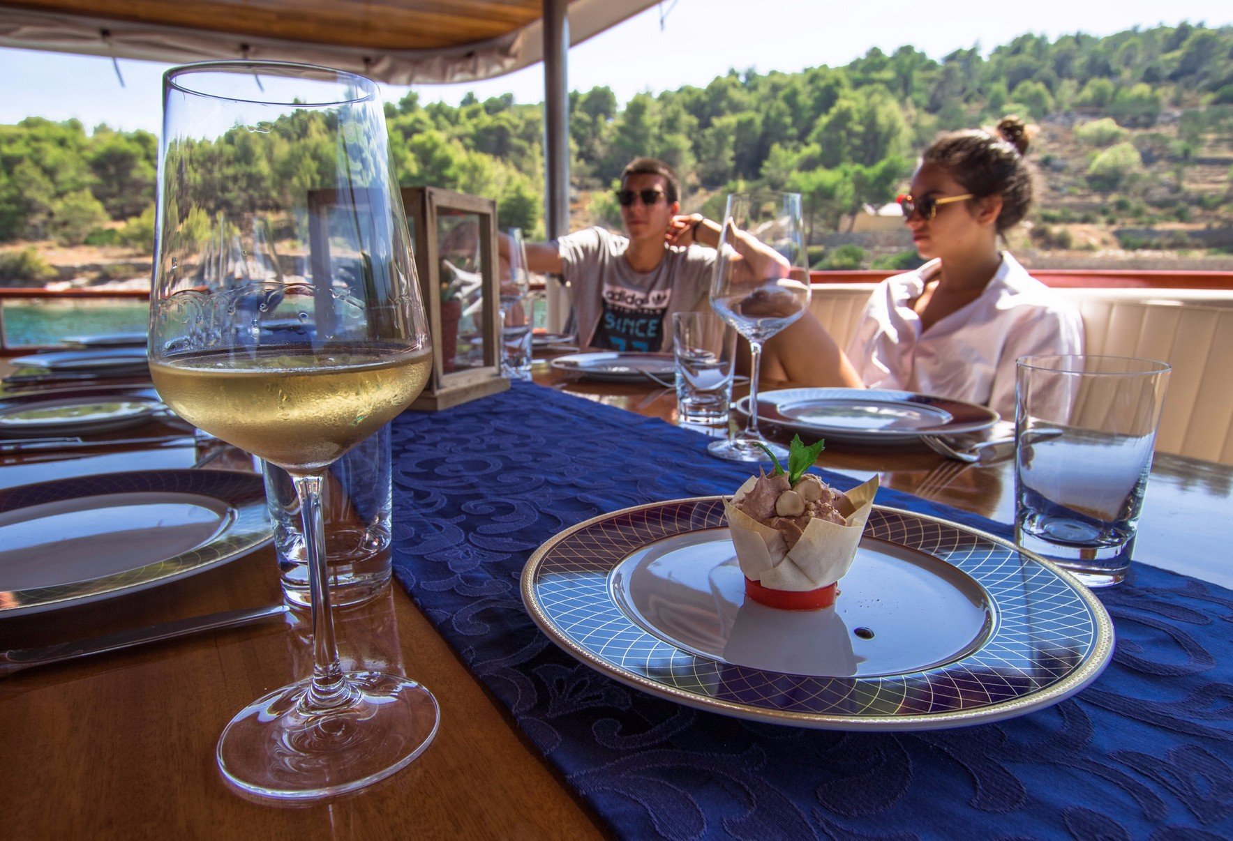 motor_yacht_korab_socialising.jpg