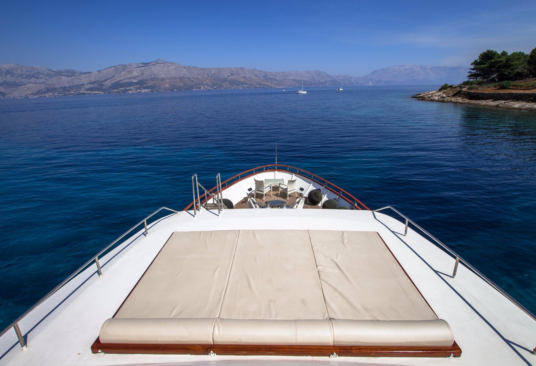 motor_yacht_korab_sun_pads.jpg