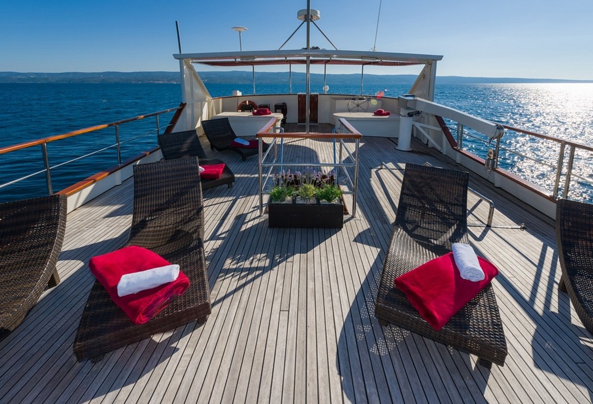 motor_yacht_korab_sundeck.jpg