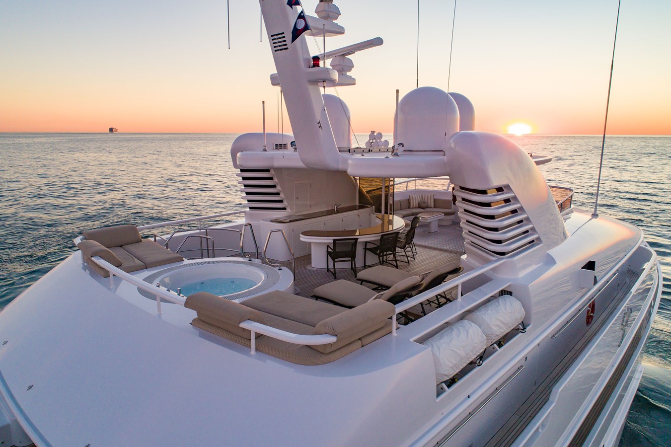 sun deck deck Jacuzzi.jpg