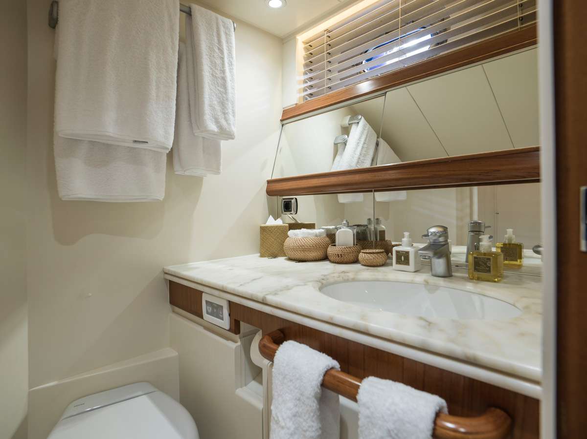 twin guest ensuite.jpg