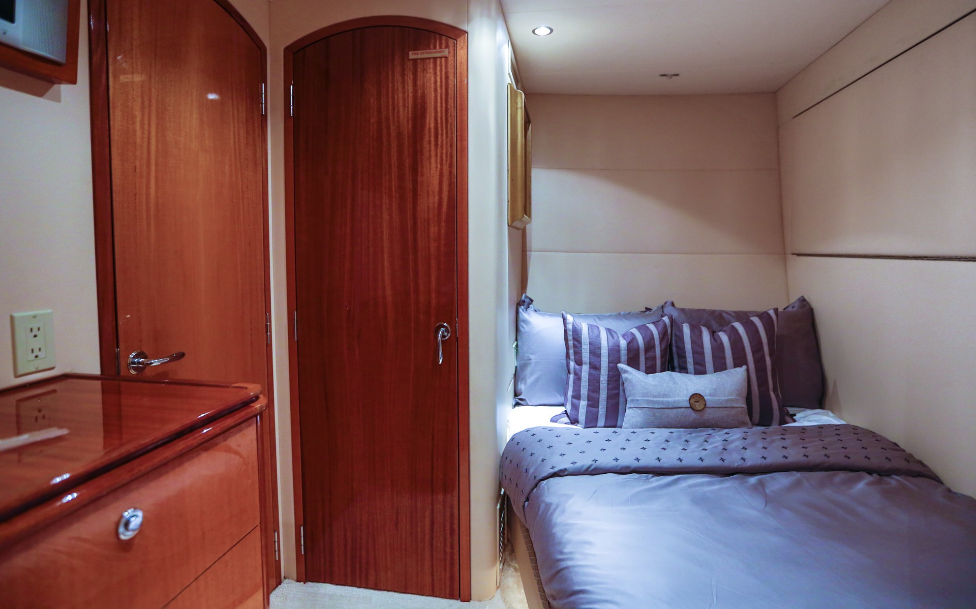 [24m-Yacht-NO-COMPLAINTS]-9385-153.jpg