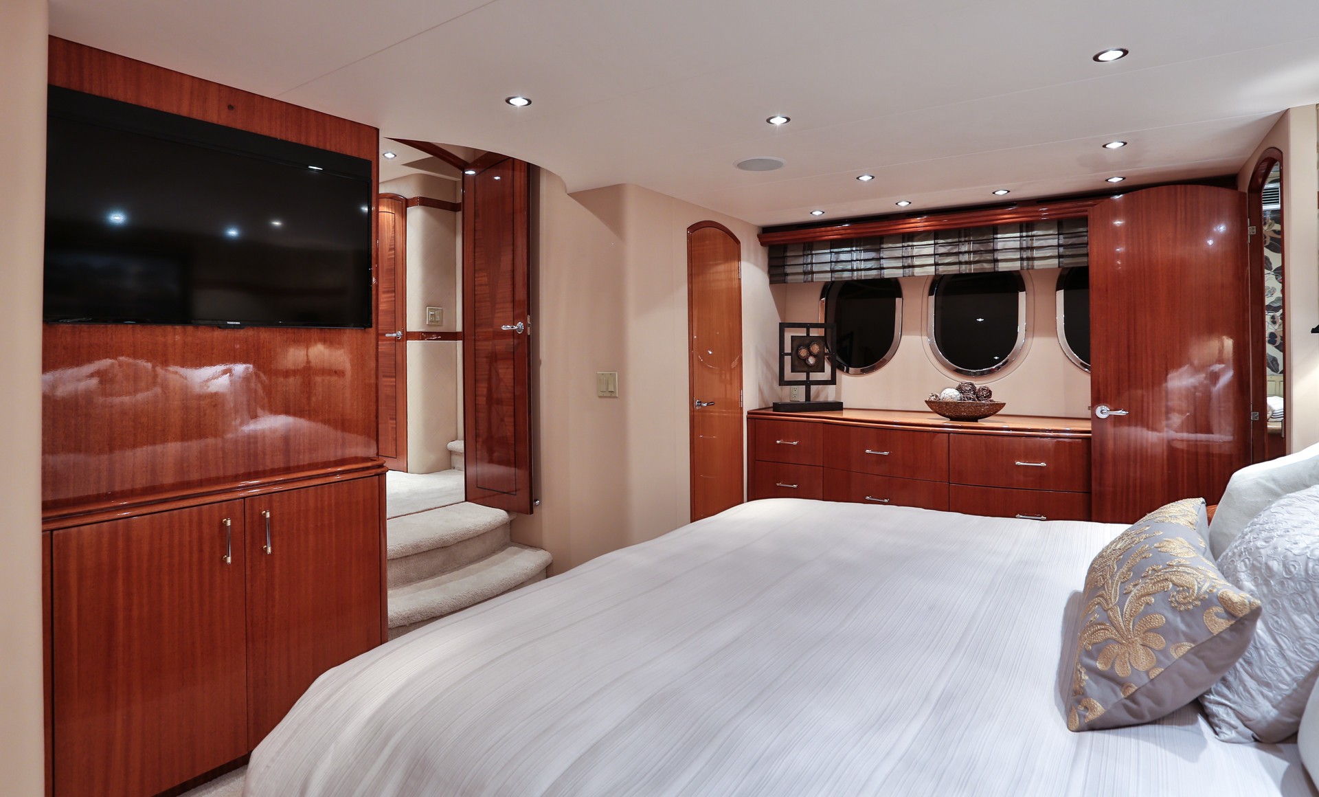[24m-Yacht-NO-COMPLAINTS]-9385-174.jpg