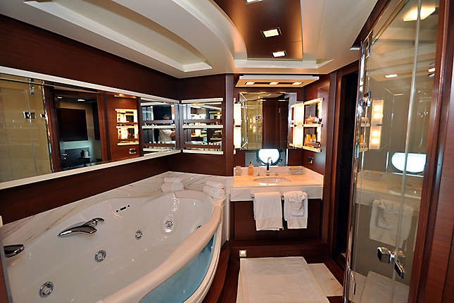 [32m-Yacht-LADY-CAROLE]-9817-163.jpg