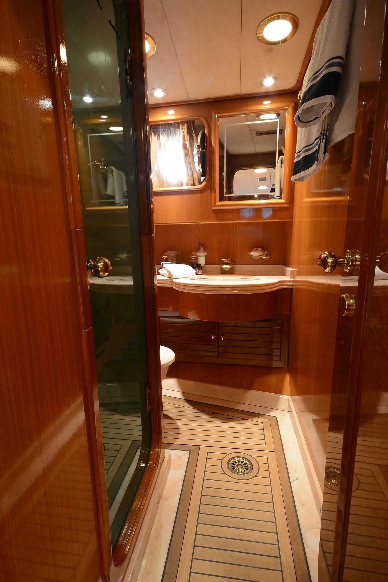 [34m-Yacht-CAMELLIA]-9329-27.jpg