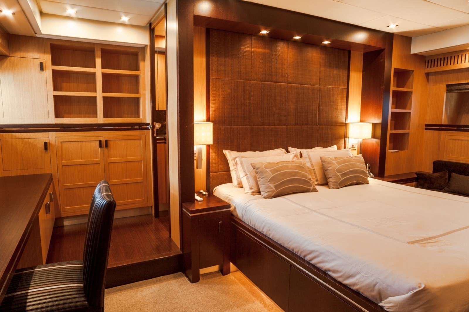 [34m-Yacht-LEOPARD]-9283-103.jpg