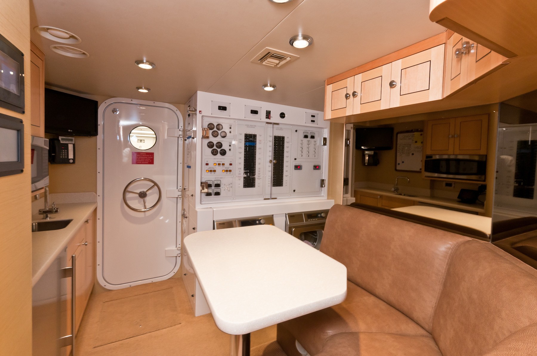 [34m-Yacht-WILD-KINGDOM]-9751-123.jpg
