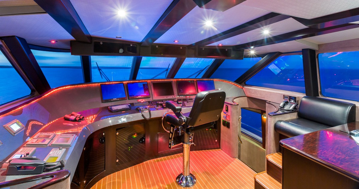 [35m-Yacht-UNBRIDLED]-9825-101.jpg