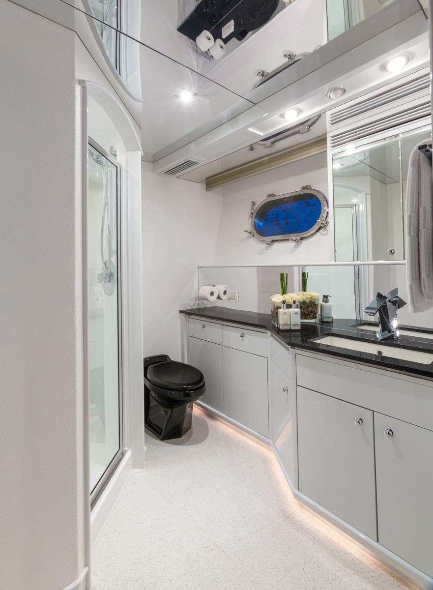 [35m-Yacht-UNBRIDLED]-9825-112.jpg