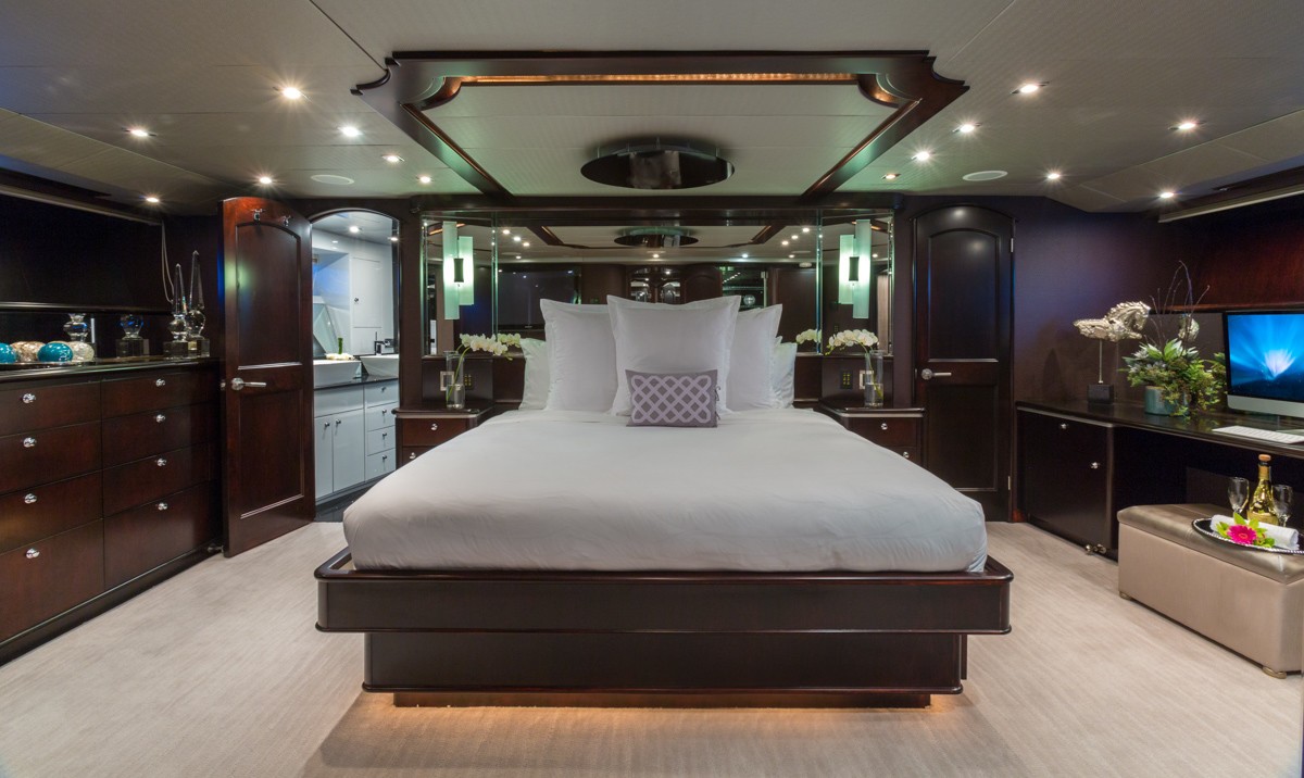 [35m-Yacht-UNBRIDLED]-9825-157.jpg