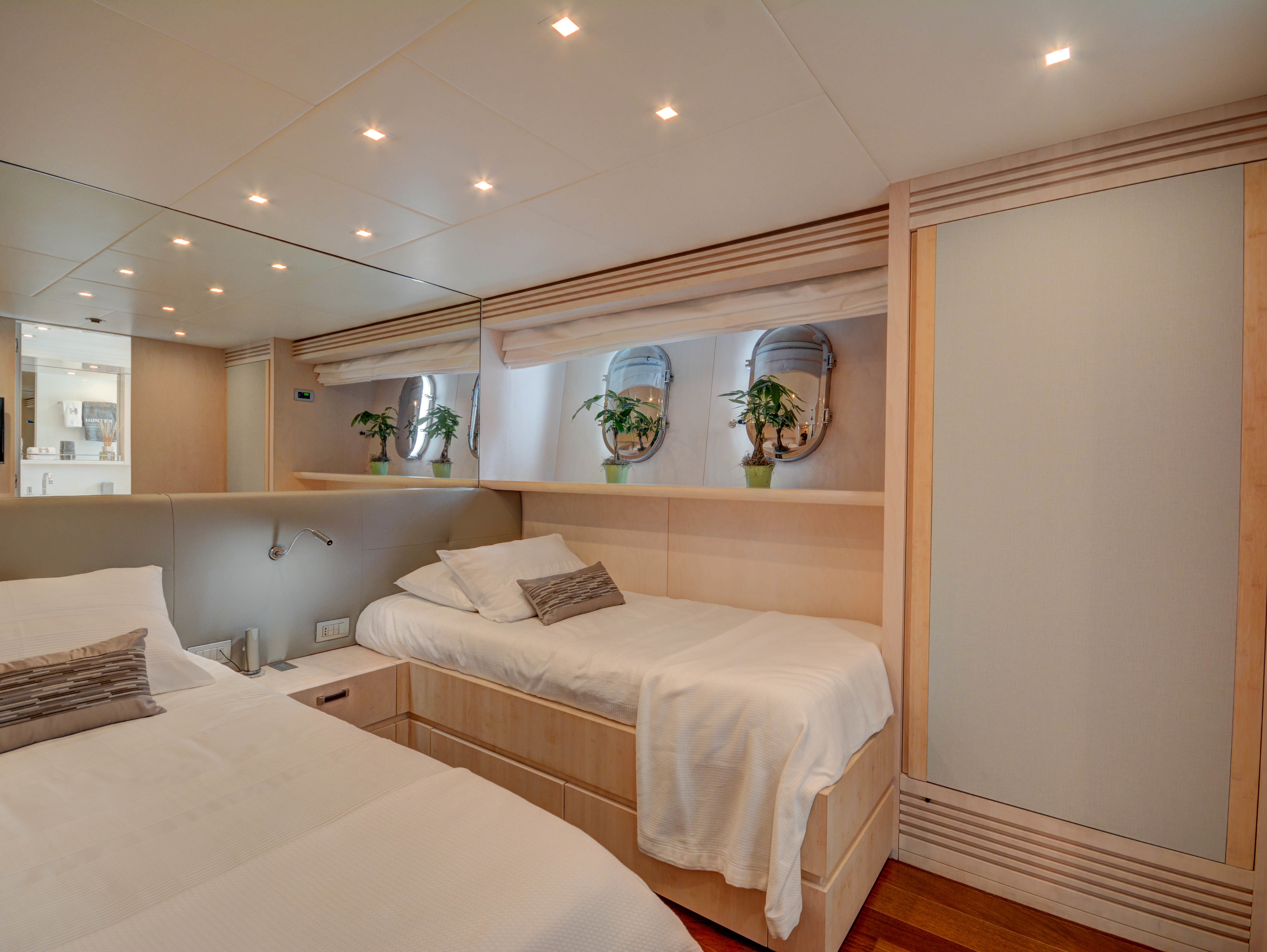 [39m-Yacht-HUNTER]-9925-180.jpg