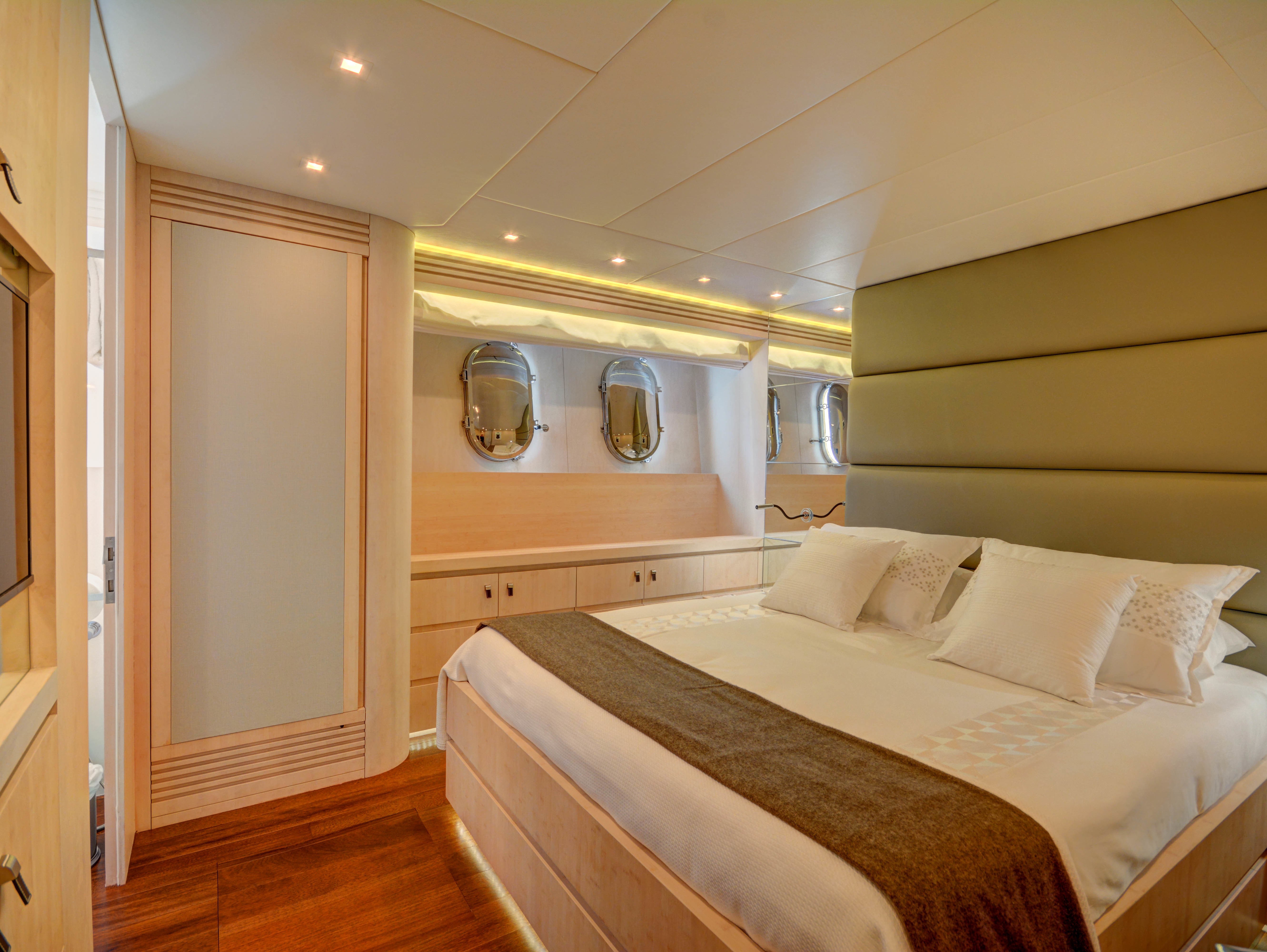 [39m-Yacht-HUNTER]-9925-28.jpg