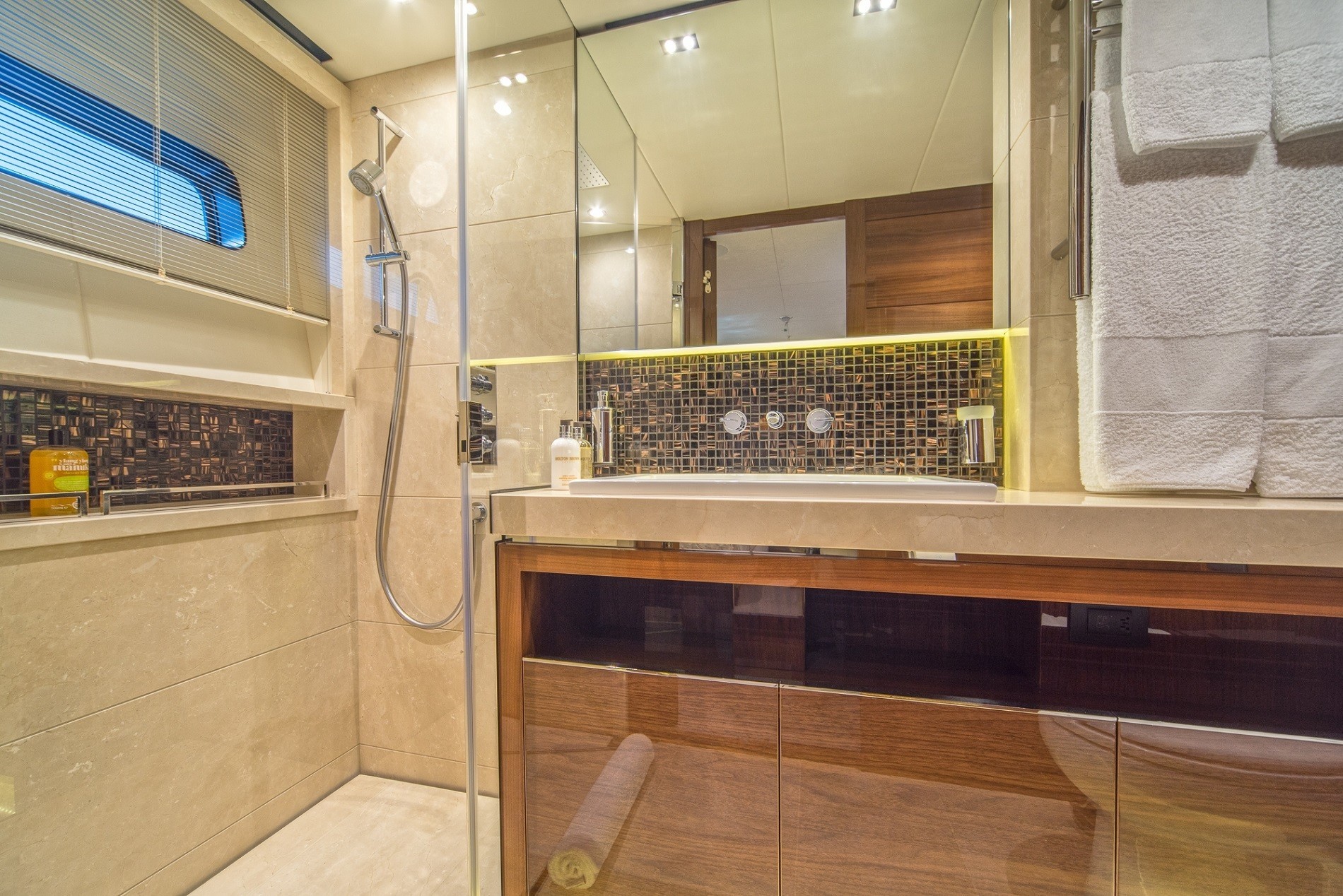 [40m-Yacht-ANKA]-9851-101.jpg