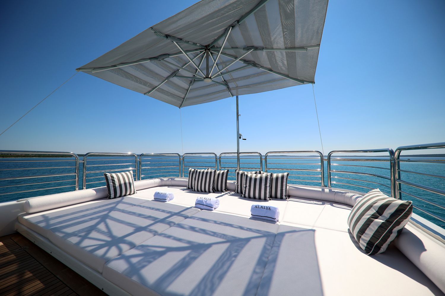 [MOTOR-YACHT-KISS-EX-LADY-DAHLIA]-9174-11.jpg