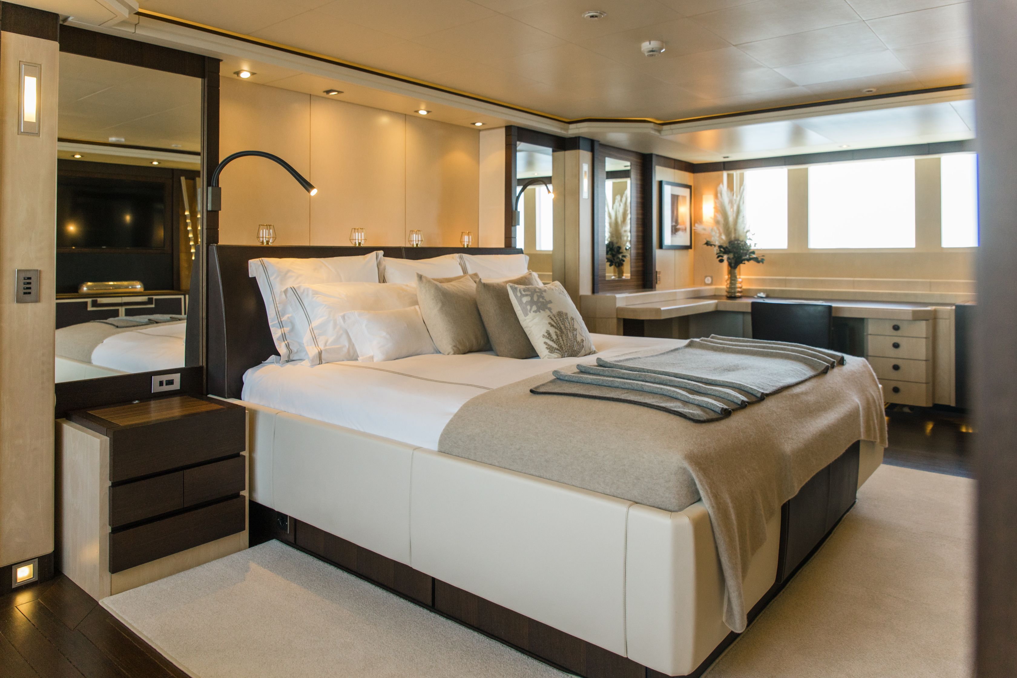 [MOTOR-YACHT-KISS-EX-LADY-DAHLIA]-9174-9.jpg