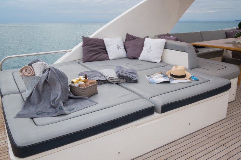 2.2 Flybridge sun pads.jpg