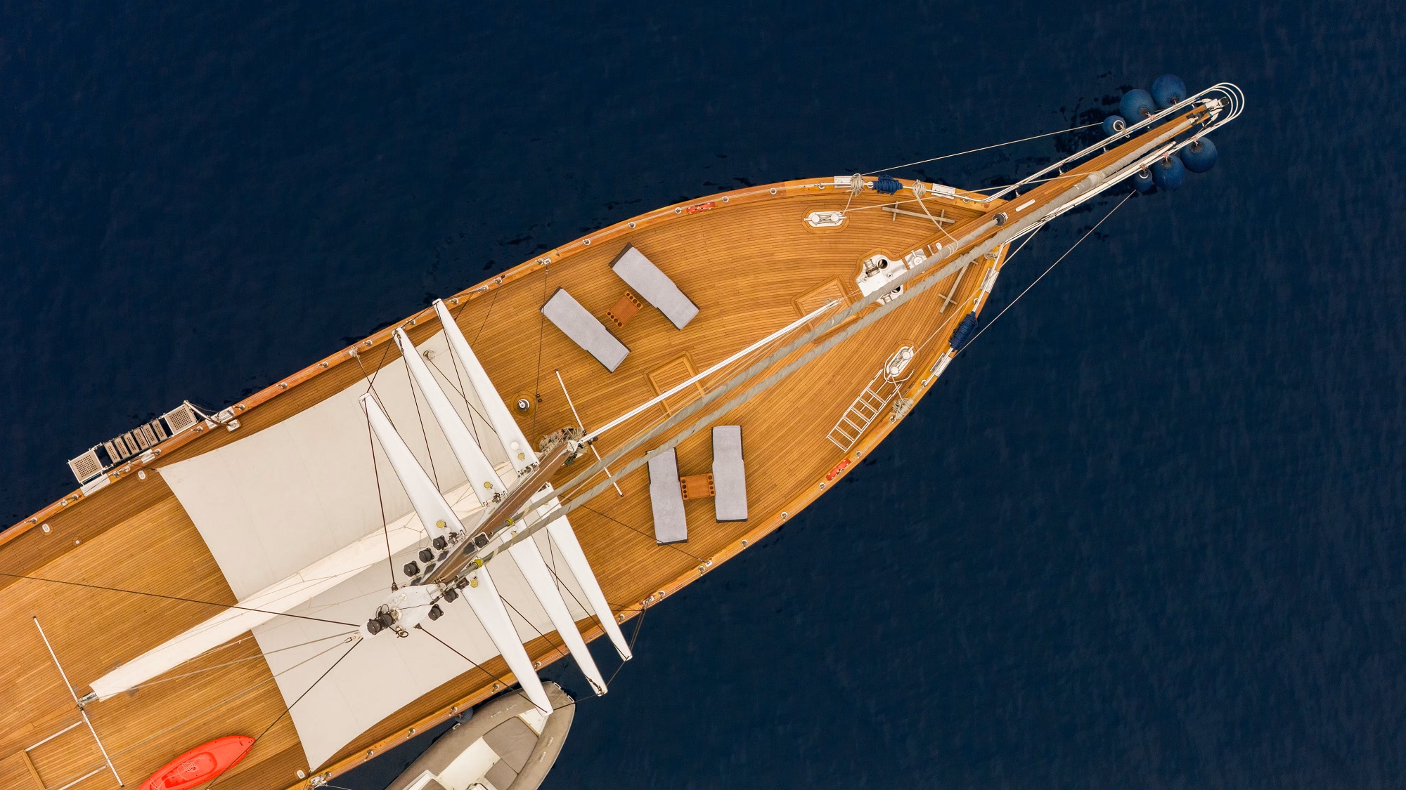 200 Aerial view bow.jpg