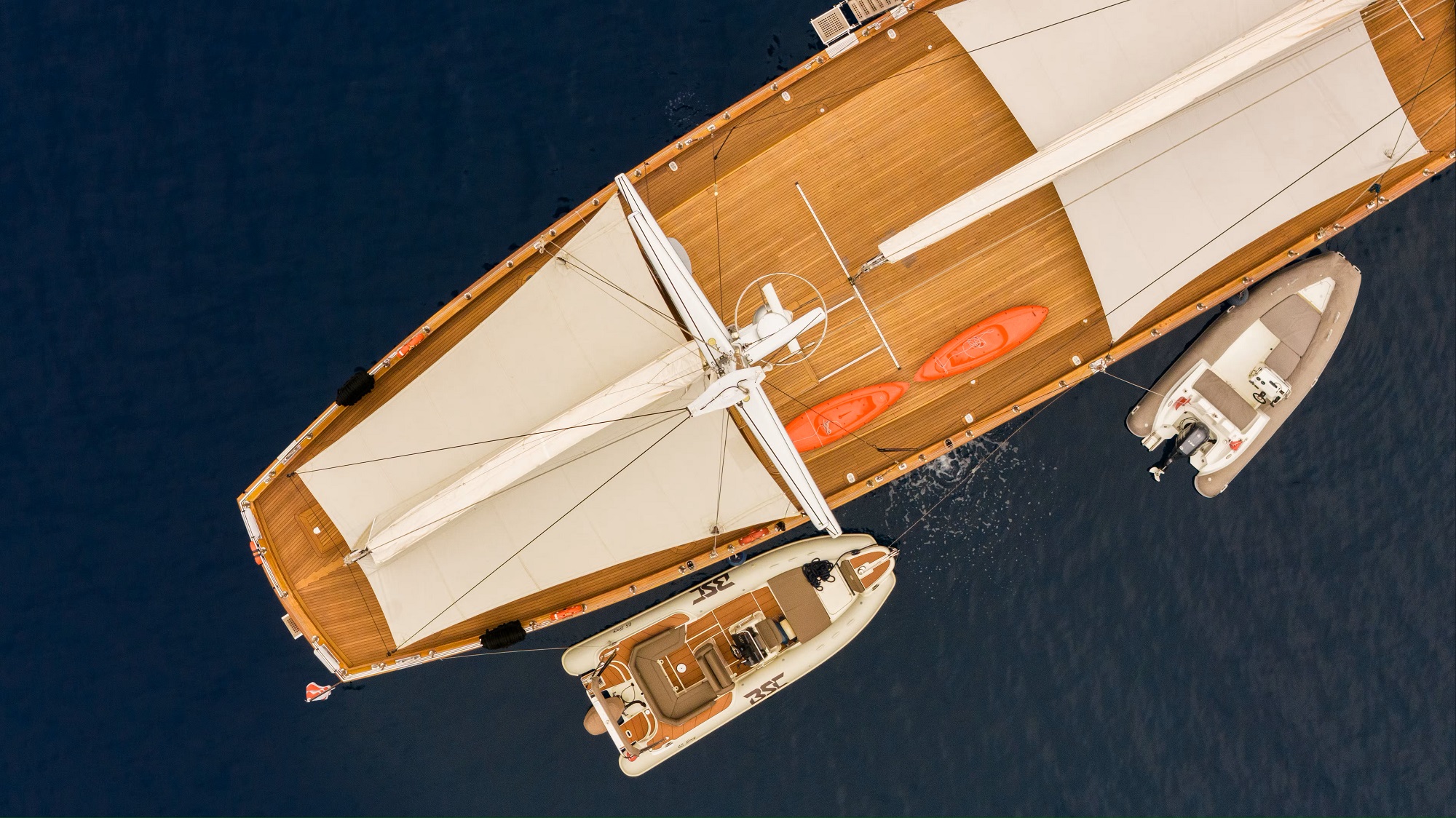 200 Aerial view stern.jpg